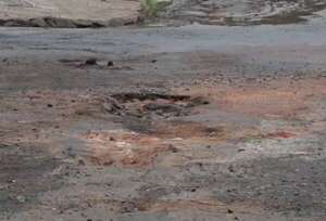 Baches y agua de caño roto en calle muy transitada en zona Mercado 4 - Nacionales - ABC Color