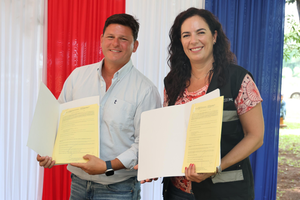 Histórico: Inicia la transformación de Tembiaporã con la firma de contratos para la pavimentación de la Ruta de la Banana