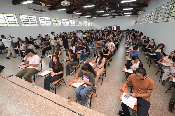 Casi 40% de postulantes aprobó exámenes de conocimiento para acceder a becas de ITAIPU - 1000 Noticias