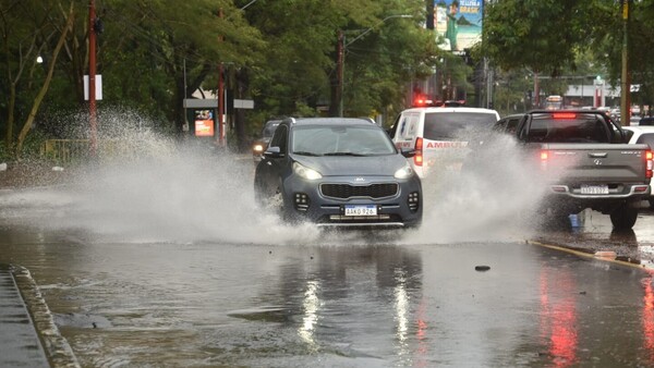 Video: Se forman peligrosos raudales en Asunción y Central con intensas lluvias