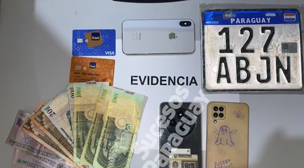 Detienen a tres hombres, incluido un PMT, por robo y uso de tarjeta robada