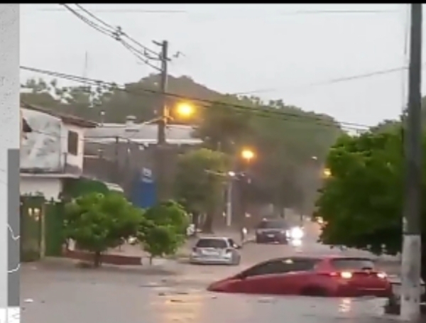 (VIDEO) Conductor y menor quedaron atrapados en el raudal y fueron rescatados por testigos