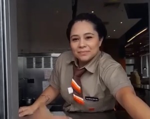 Intentó escrachar a trabajadora por negar “pajitas” de plástico  y le recuerdan vigencia de su prohibición