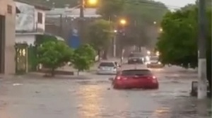 Familia es rescatada tras ser arrastrada por un raudal en Abasto