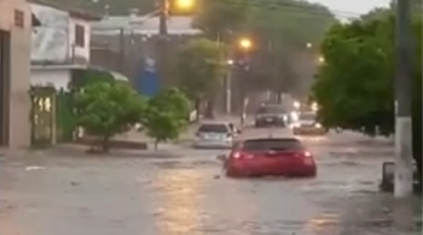Familia es rescatada tras ser arrastrada por un raudal en Abasto