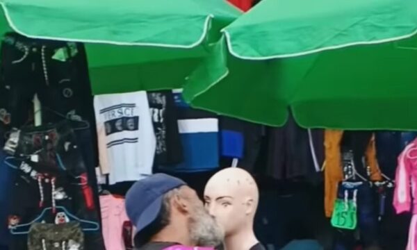 (VIDEO)Karai furor por mostrarse a los besos con un maniquí en Villarrica