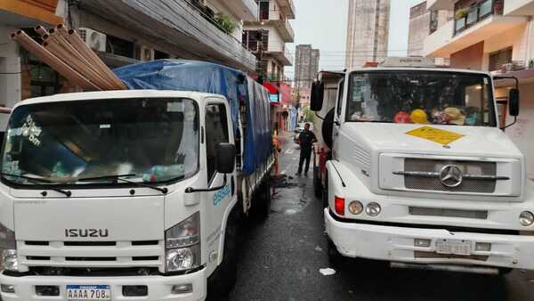 Varias avenidas y calles cerradas por obras y árboles caídos