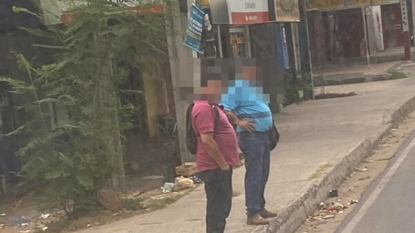 Obligaron a ladrones a devolver cel de pasajera