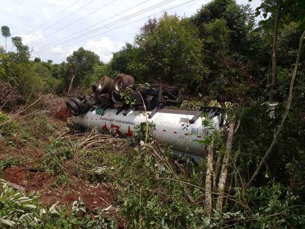CAMIÓN CISTERNA VOLCÓ EN LA RUTA PY06 A LA ALTURA DE PIRAPÓ  - Itapúa Noticias