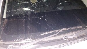 Mujer reventó parabrisas del auto de su suegrakue