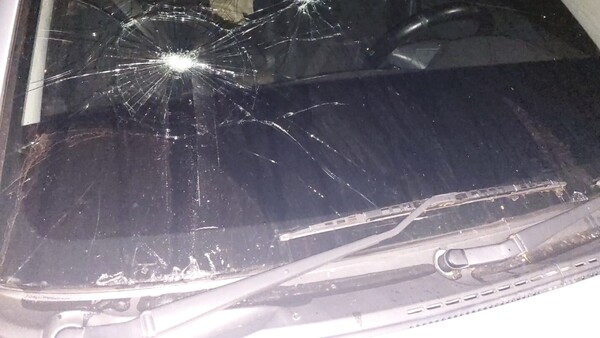 Mujer reventó parabrisas del auto de su suegrakue