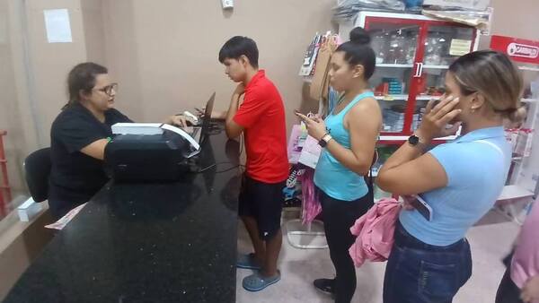 Hacen cola para obtener entradas para la final del Interligas