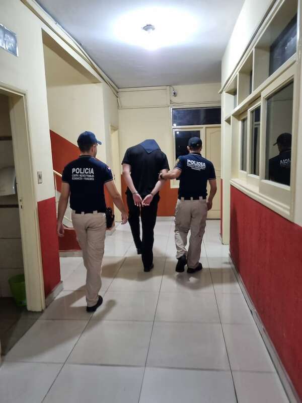 Mafia de los pagarés: apresan a joven que habría ocultado expedientes de la casa de una ujier - Nacionales - ABC Color