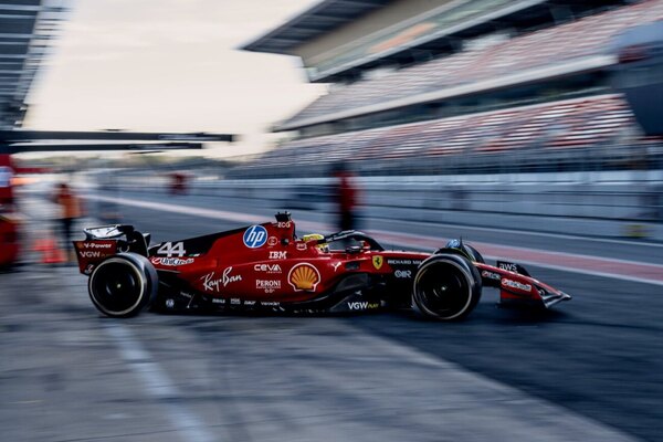 Versus / Hamilton choca en una de sus primeras pruebas con Ferrari en Barcelona
