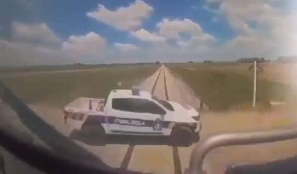 Video: tren se llevó por delante una patrullera y mató a dos policías en Uruguay - Mundo - ABC Color