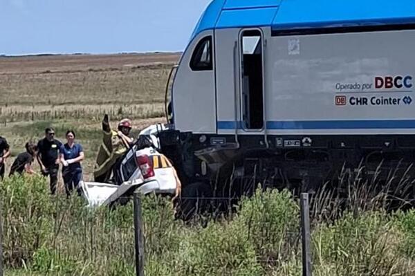 Tren se llevó por delante a dos patrulleros y mató a dos polis