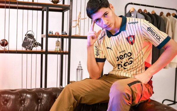 Mientras espera ser tenido en cuenta por el nuevo DT, Derlis Rodríguez “debuta” como modelo