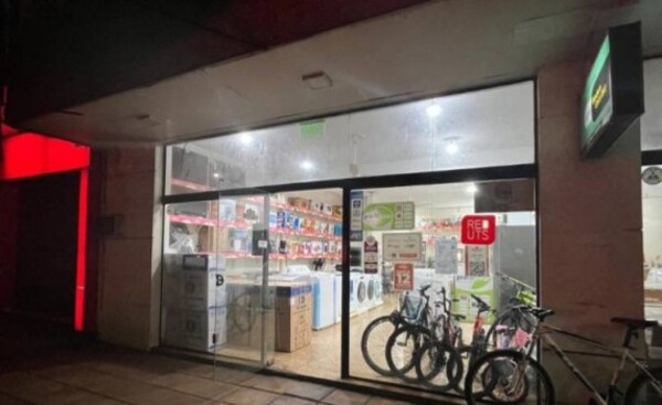 Hurtan varios objetos de valor de una casa comercial