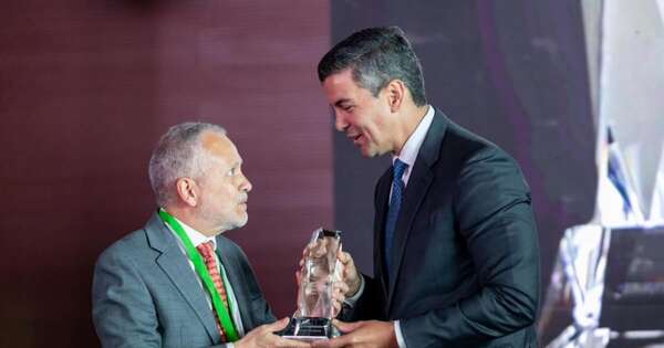 La Nación / Presidente Peña recibe el premio “Líder del Año”, en Panamá