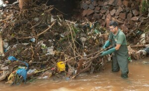 Municipalidad limpia cauce hídrico del Acaraymí, en Che la Reina