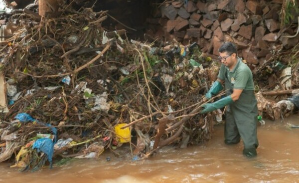 Municipalidad limpia cauce hídrico del Acaraymí, en Che la Reina