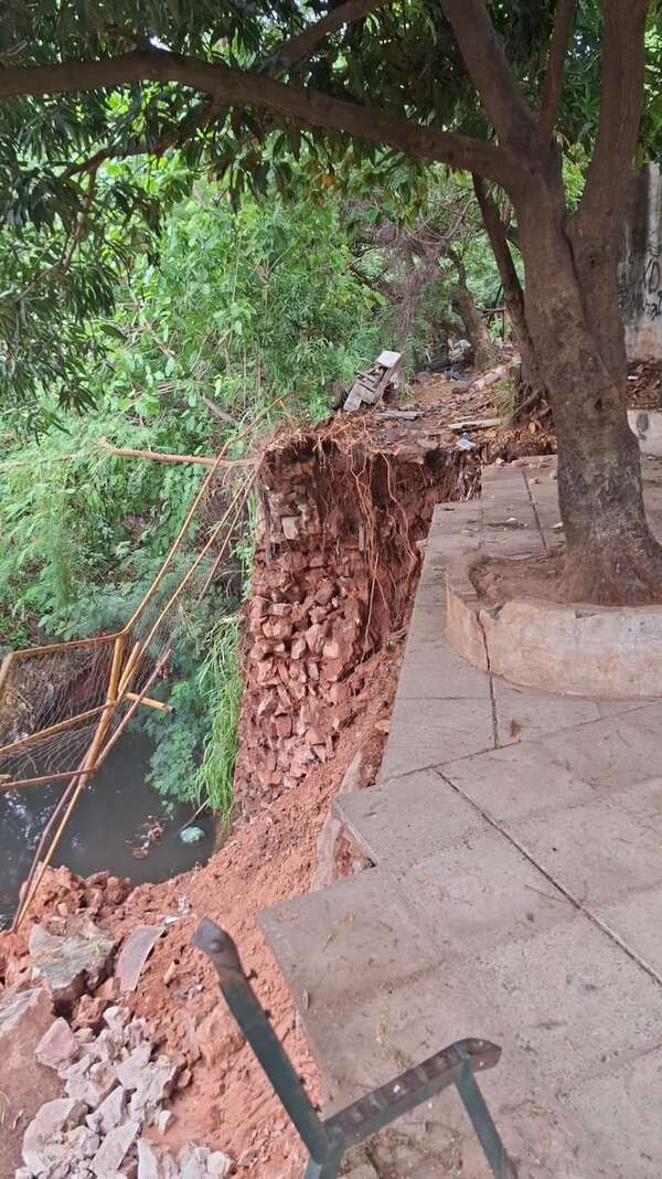 Muro de contención se derrumba y vecinos denuncian inacción de varias autoridades - Nacionales - ABC Color