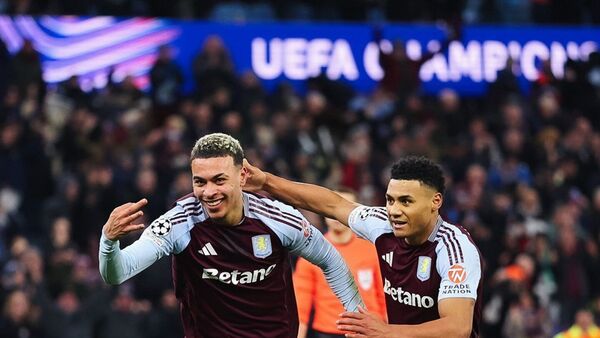 Emery conduce al Aston Villa a octavos de final