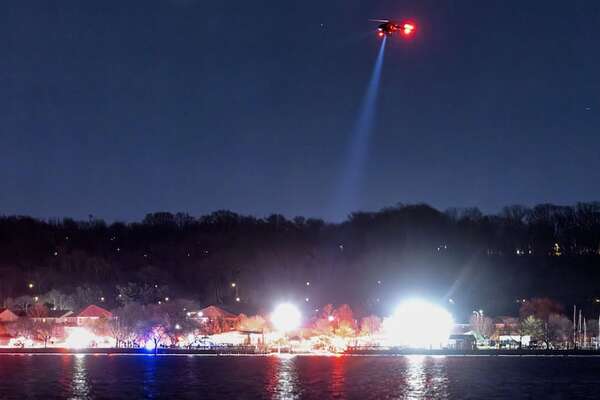 Un avión de pasajeros chocó contra un helicóptero y cayó al río en Washington - Mundo - ABC Color