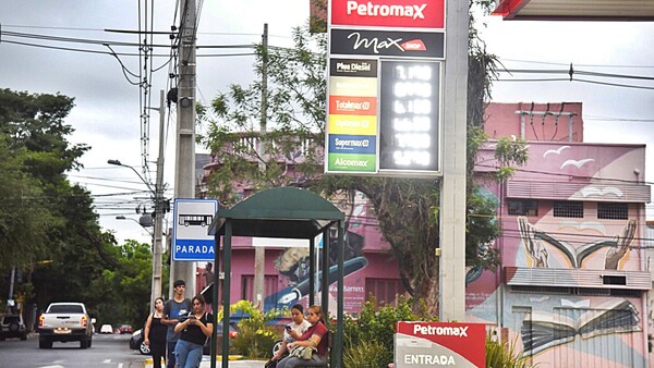 Emblemas menores subirían hoy precios de combustibles
