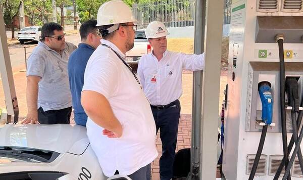 Inspeccionan puntos de carga para vehículos eléctricos en instalaciones de ITAIPU en CDE
