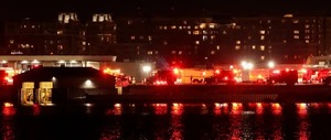 Avión de pasajeros cae al río Potomac tras chocar contra un helicóptero militar - 1000 Noticias