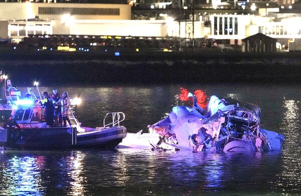Avión de American Airlines con 64 personas a bordo choca con un helicóptero militar y cae en el río Potomac (video) » San Lorenzo PY