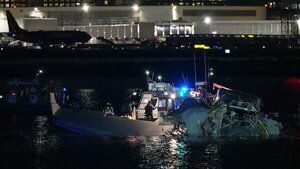 Video: Así fue el trágico choque entre avión comercial y helicóptero militar en EEUU