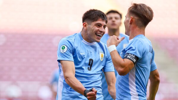 Uruguay liquida en 7 minutos, clasifica y mete miedo