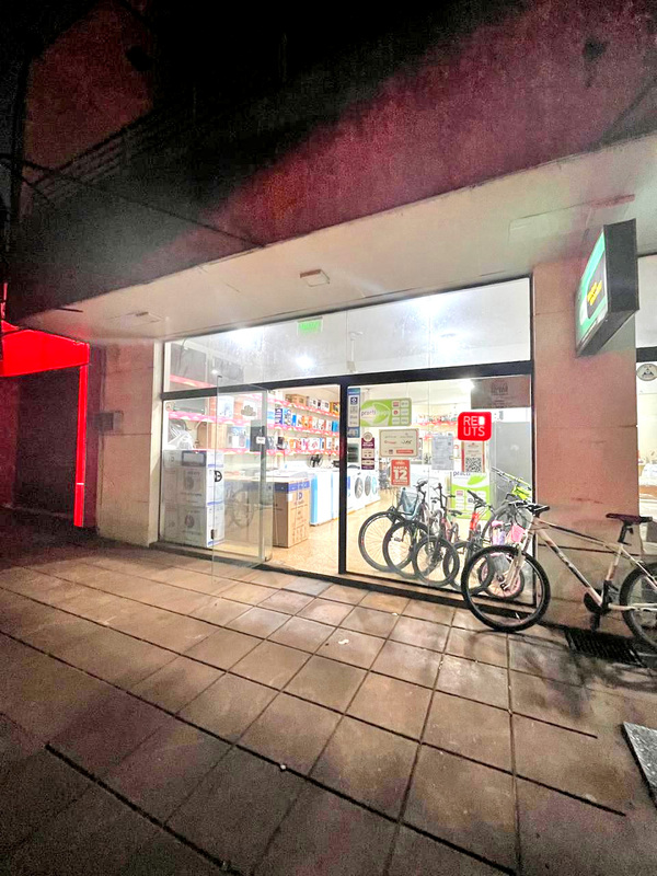 Desconocidos roban celulares y parlantes de una casa comercial - La Clave