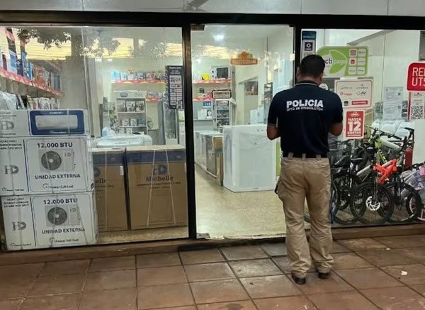 Roban celulares y parlantes de un local comercial en CDE