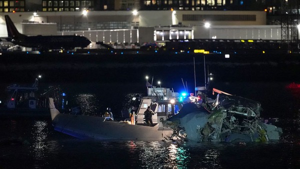 EE.UU.: choque entre avión de pasajeros y helicóptero deja decenas de muertos - Unicanal