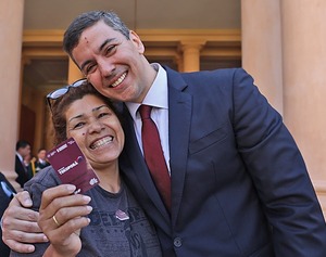 MDS avanza en la entrega de tarjetas de débito para el programa Tekoporã Mbarete - El Trueno