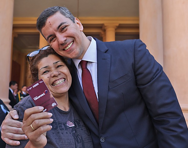 MDS avanza en la entrega de tarjetas de débito para el programa Tekoporã Mbarete - El Trueno