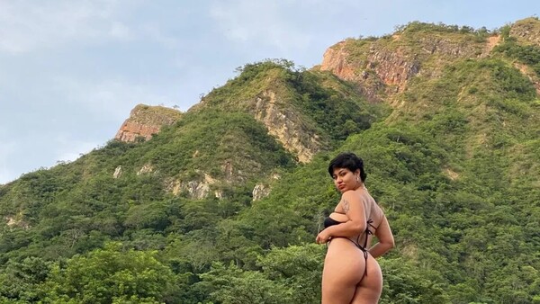 Así posó modelo en la punta de un cerro y armó guyryry