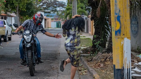 Motoca acosó a una jovencita, la manoseó y le dijo: "Qué linda que sos"