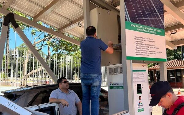 Verifican estación de recarga para vehículos eléctricos con techado solar en oficina administrativa