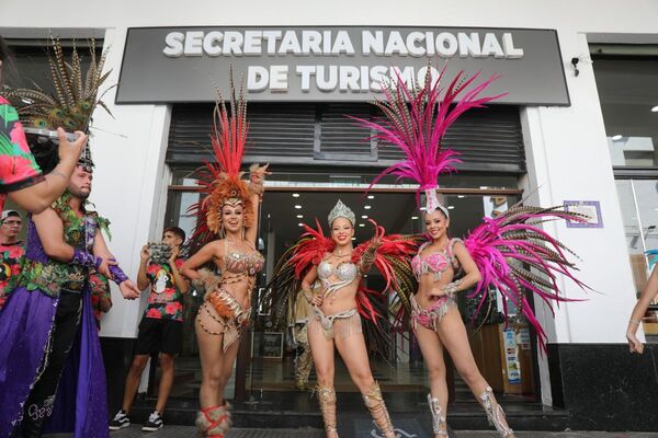 El Carnaval de Villarrica 2025 promete cuatro noches de brillo y diversi贸n