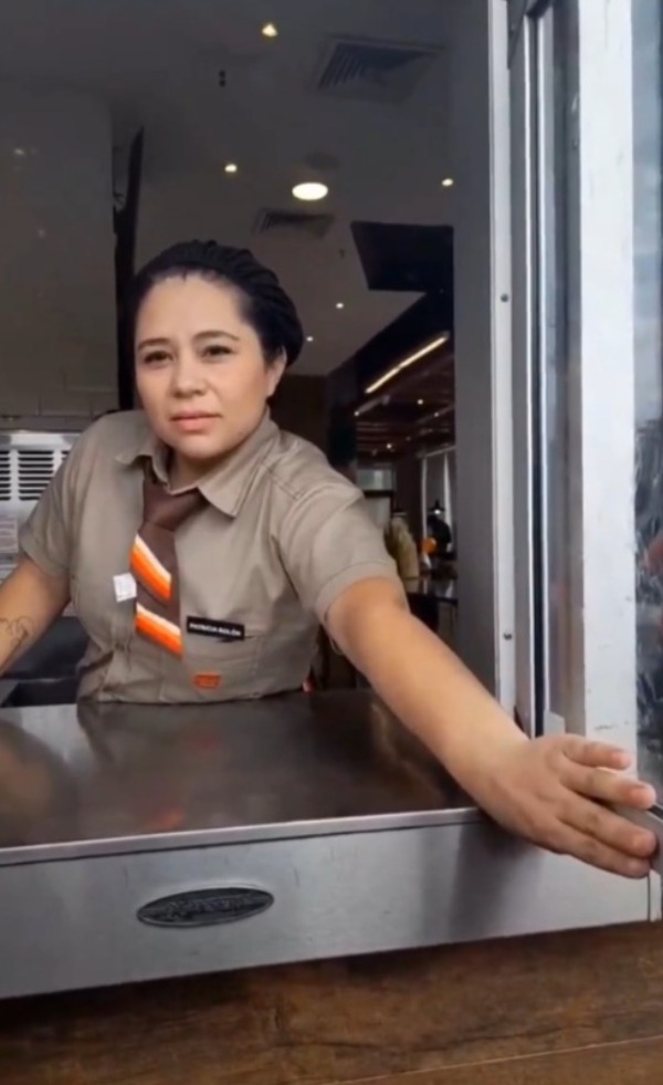 Cliente que escrachó a trabajadora por no darle una pajita se disculpó - trece