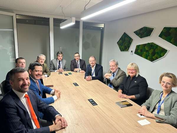 En medio de la escalada autoritaria local, Latorre se reune con bloque de extrema derecha europea - Política - ABC Color