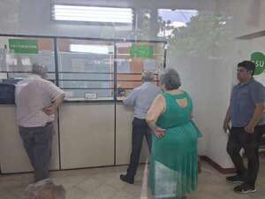 Nenecho maltrata a contribuyentes: adultos mayores esperaron horas en el Centro Municipal N° 5 - Nacionales - ABC Color