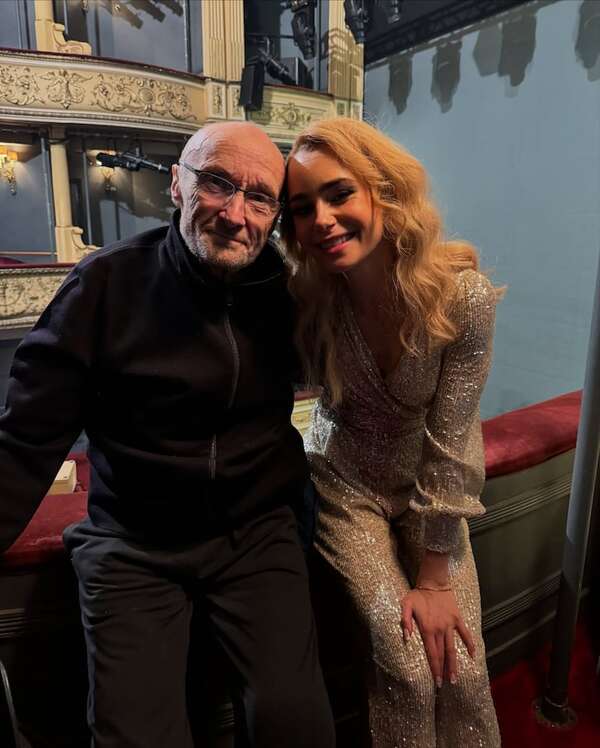 Phil Collins cumple 74 años y su hija Lily Collins le dedicó un emotivo mensaje: “No podría amarte más” - Gente - ABC Color