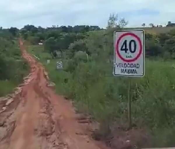 Video viral muestra señales de tránsito absurdas en un camino vecinal - Nacionales - ABC Color