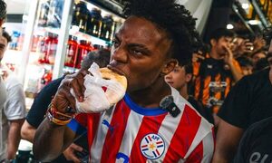 Speed destacó su paso por Paraguay con una foto comiendo chipa