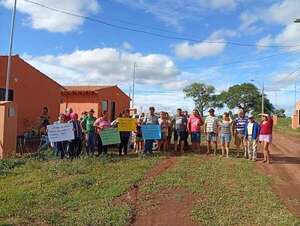 Quiindy: Falta de agua impide que 27 familias habiten las viviendas inauguradas por Santiago Peña - Nacionales - ABC Color